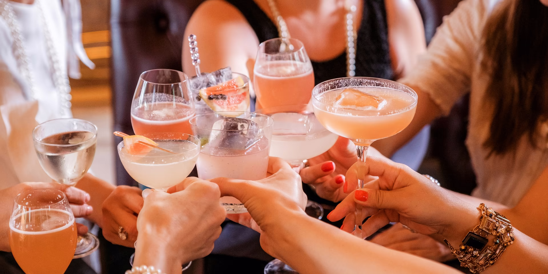Feiern © Alyona-Yankovska / unsplash.com Menschen stoßen mit Sekt- und Cocktailgläser an